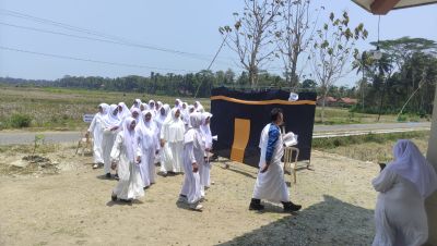 PELATIHAN MANASIK HAJI BAGI GUGUS PAUD DAHLIA KECAMATAN BULUSPESANTREN